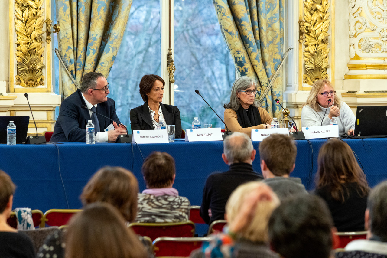 Assemblée générale de l’association en 2018. De gauche à droite : Antoine Azzarone, vice-président de l’association, le docteur Anne Tissot, médecin angiologue accompagnant l’association, Nicole Robert, présidente, le professeur Isabelle Quéré, responsable du Centre de référence des maladies lymphatiques et vasculaires rares de l’hôpital Saint-Eloi CHU de Montpellier.